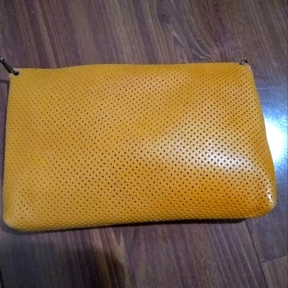 Perforated yellow clutch - Picture 2 of 3